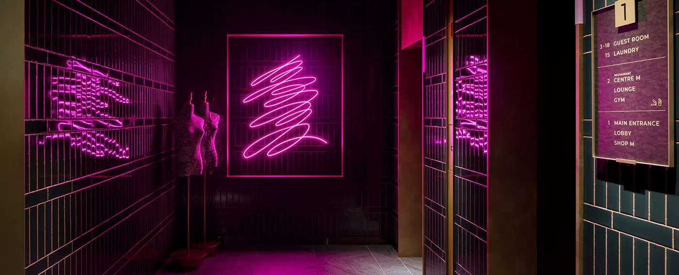 共用部|ファッショントルソーとネオンアート