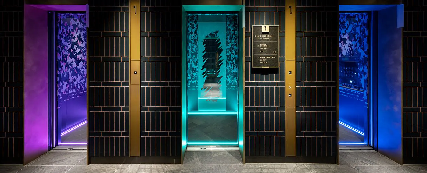 共用部|3色のエレベータ照明が客室へのワクワク感を誘います