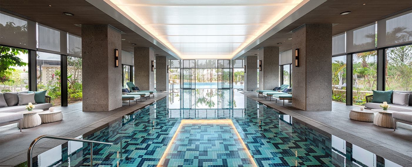 屋内2つ、屋外3つのプール