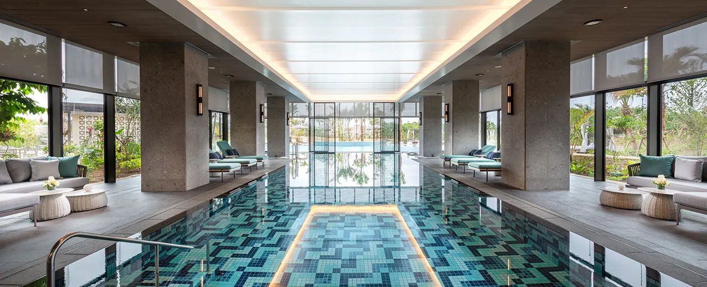 屋内2つ、屋外3つのプール