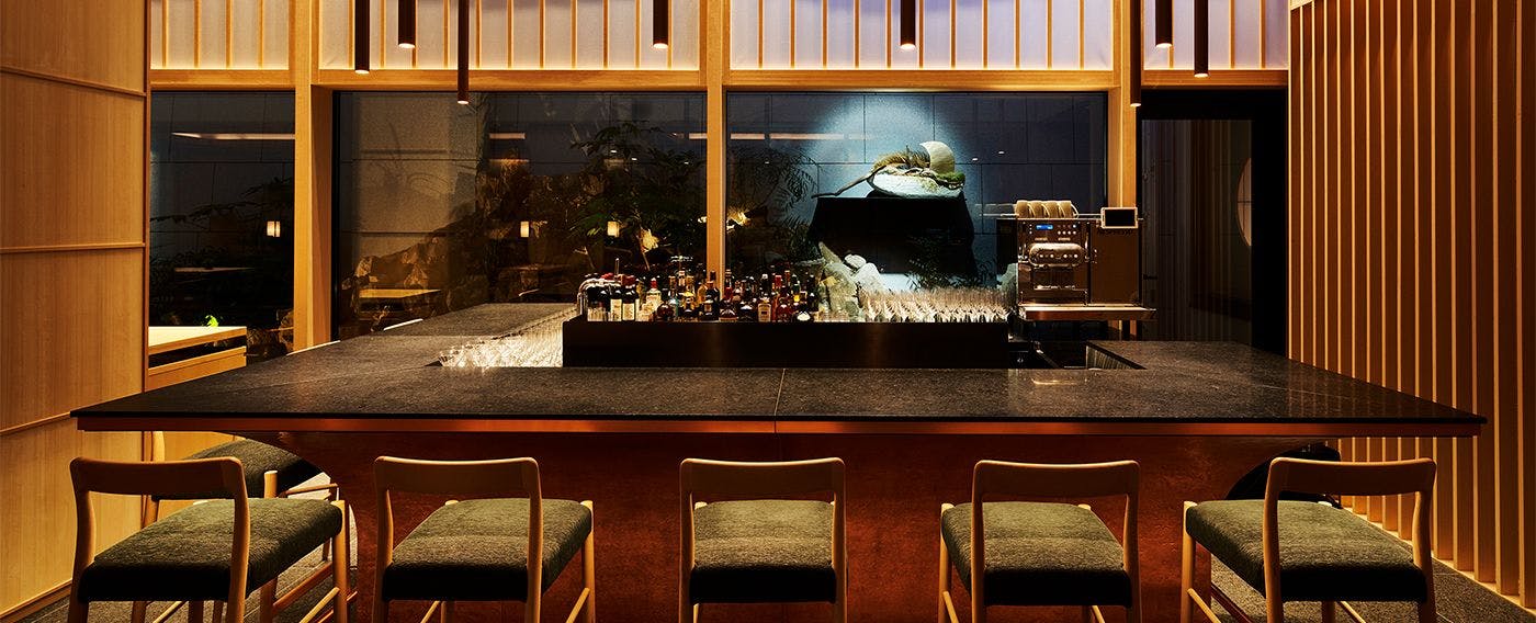 「OPEN」ラウンジバー