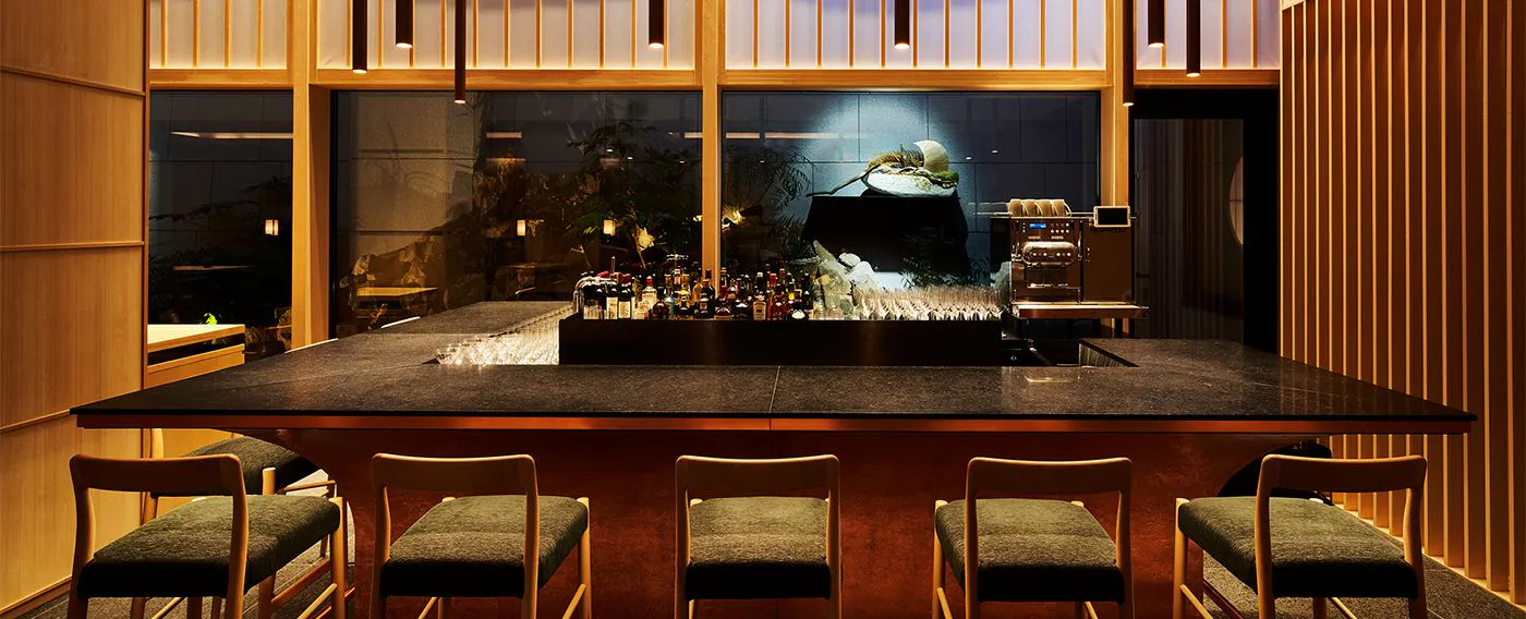 「OPEN」ラウンジバー