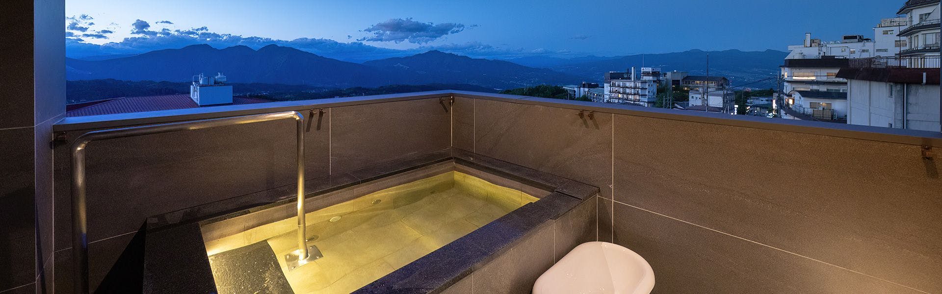 Kamar dengan Pemandian Air Panas Pribadi