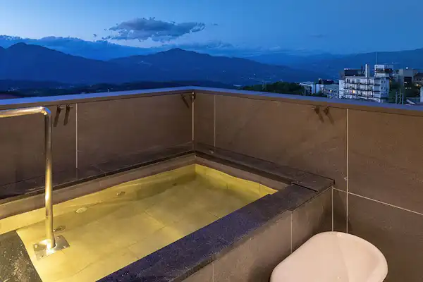 Kamar dengan Pemandian Air Panas Pribadi