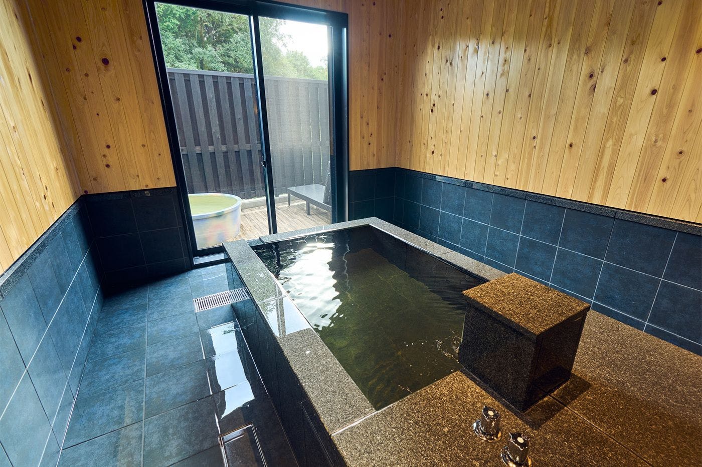 Kolam air panas terbuka