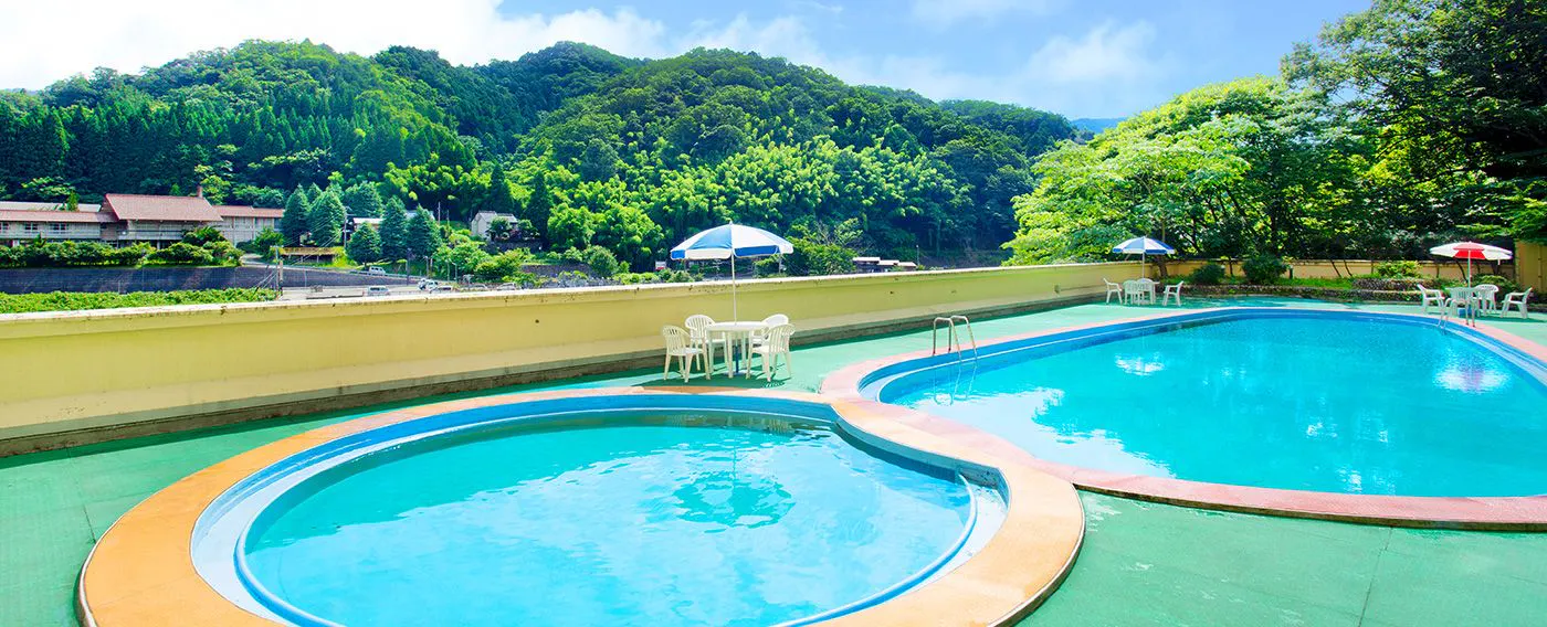 สระว่ายน้ำกลางแจ้ง (เฉพาะฤดูร้อน)