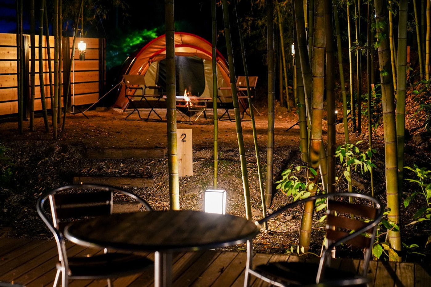 ภาพกลางคืนของการตั้งแคมป์