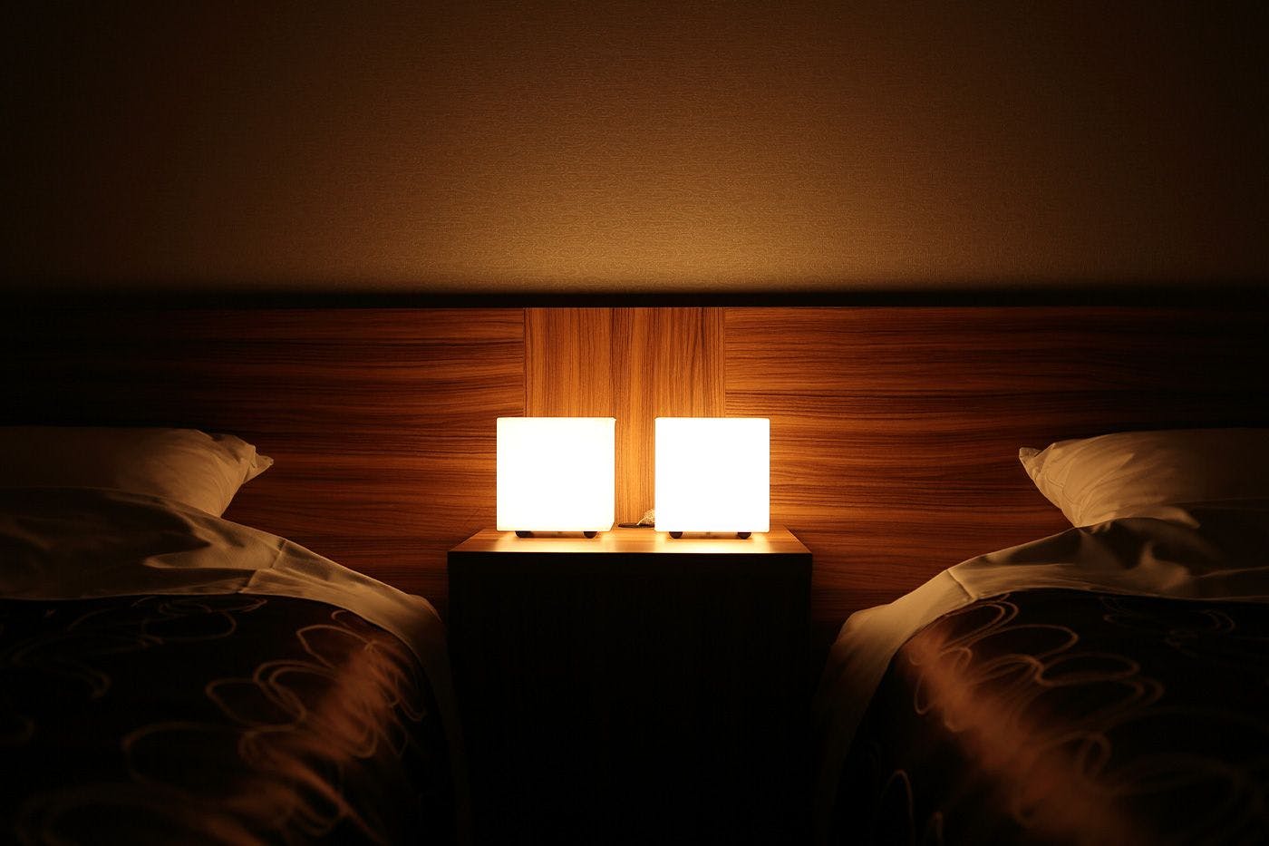 โคมไฟข้างเตียงในห้องพัก