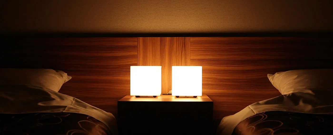 โคมไฟข้างเตียงในห้องพัก