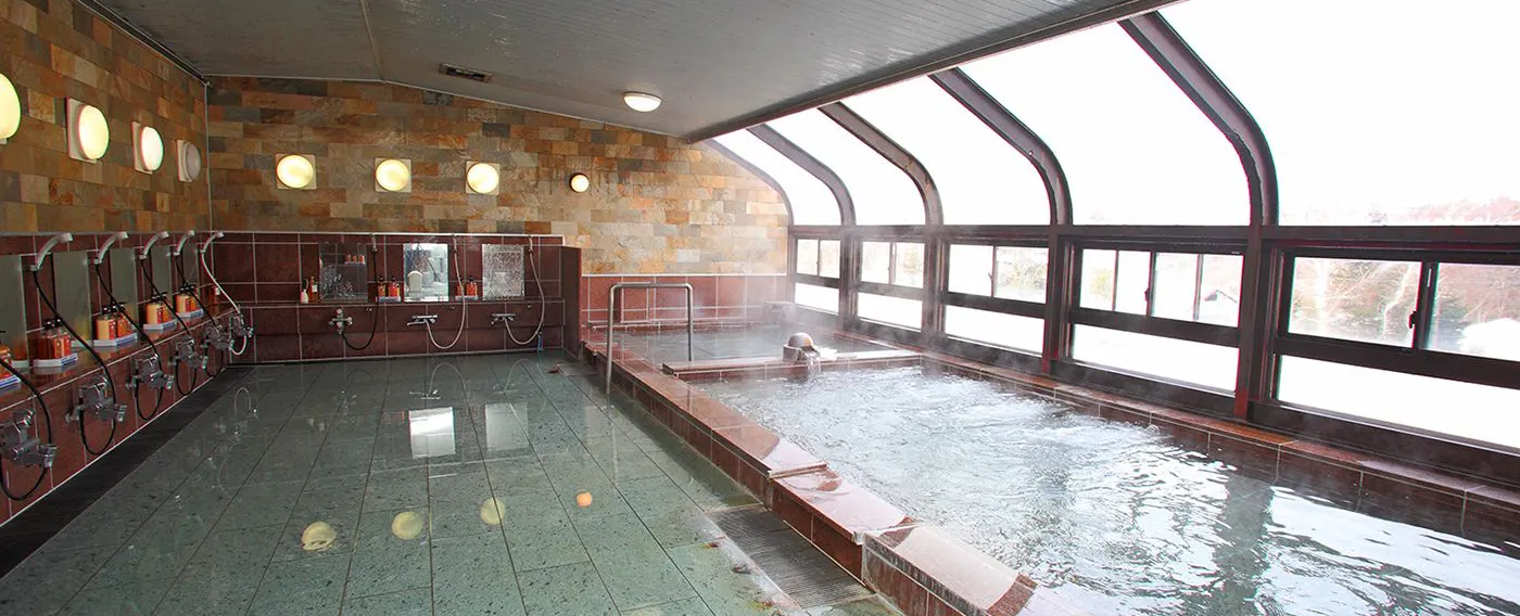 ห้องอาบน้ำขนาดใหญ่พร้อมน้ำพุร้อนธรรมชาติ