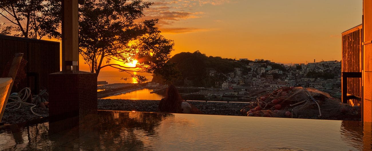 บ่อน้ำพุร้อนอาริงาโตะ: ออนเซ็นกลางแจ้งยามเย็น