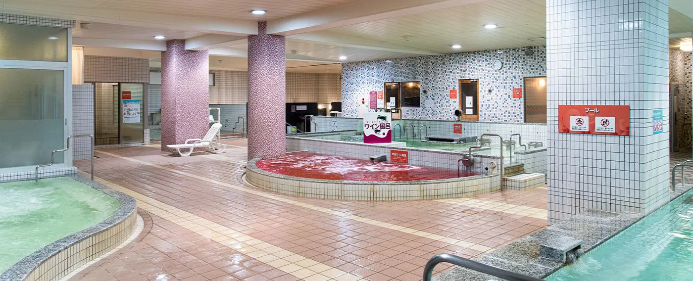 Pemandian umum dapat digunakan dari pukul 5:00 hingga 25:00.