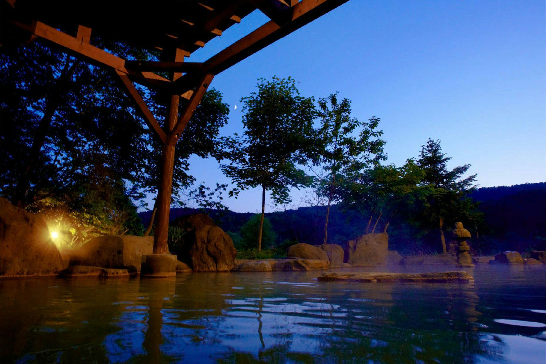 Pemandian terbuka pada malam hari