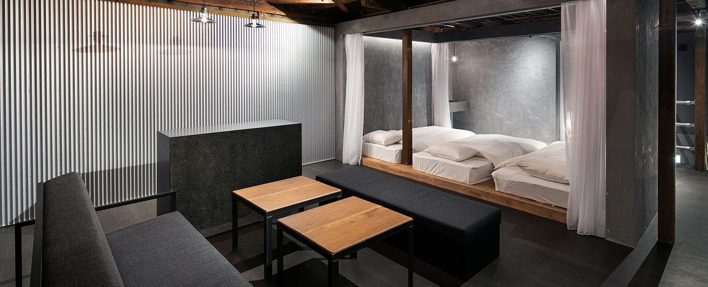 b_ss_d1.jpg?auto=compress,