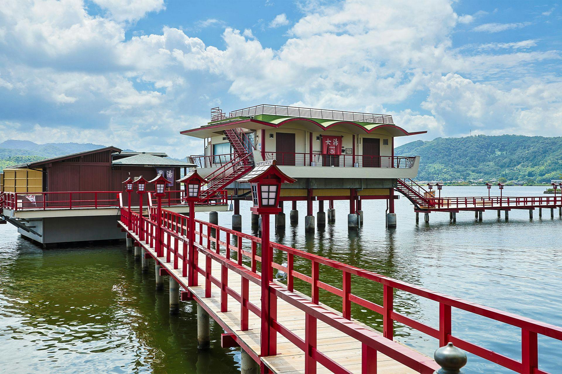 บ่อน้ำพุร้อนกลางแจ้งบนทะเลสาบ