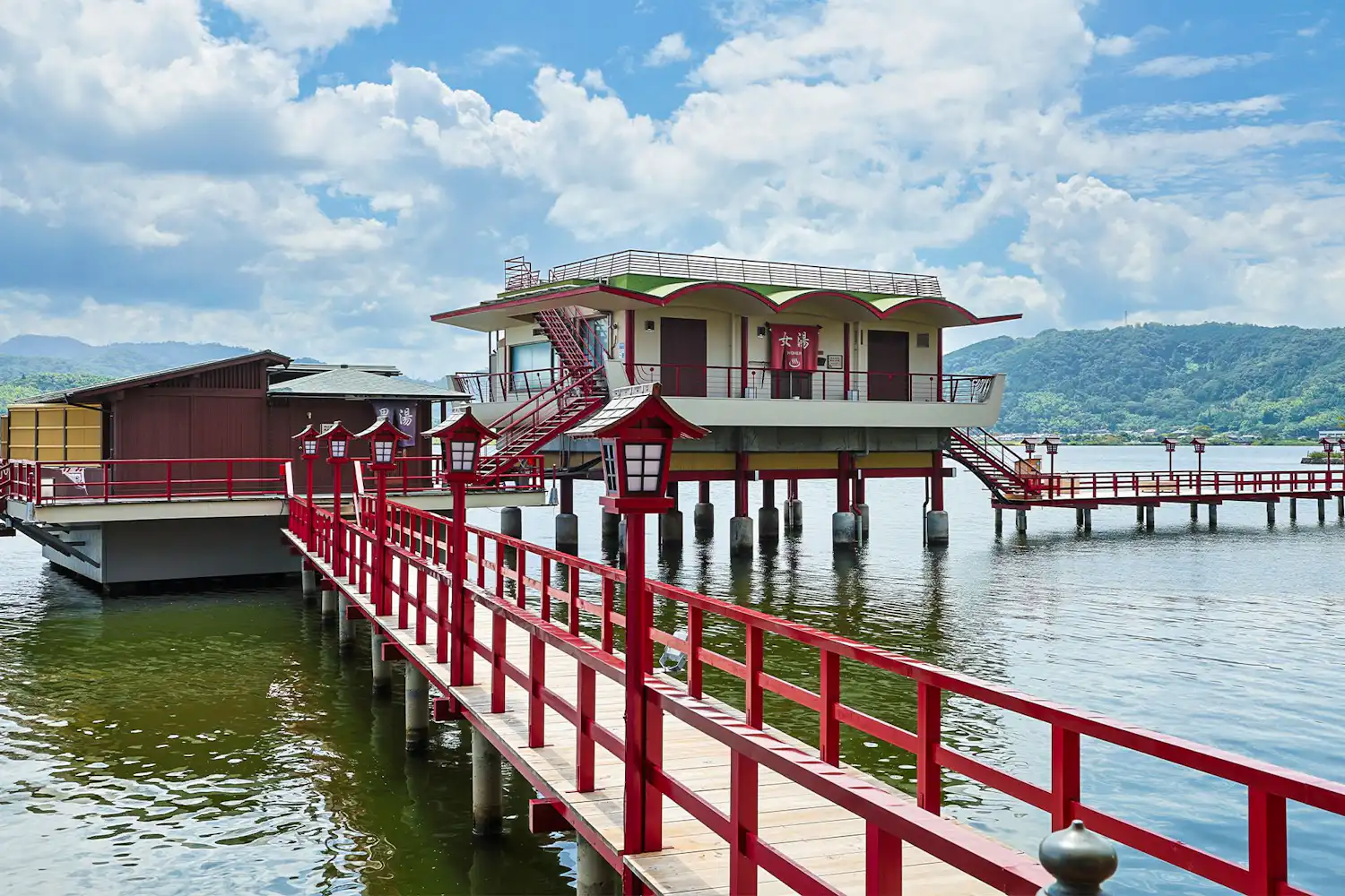 บ่อน้ำพุร้อนกลางแจ้งบนทะเลสาบ