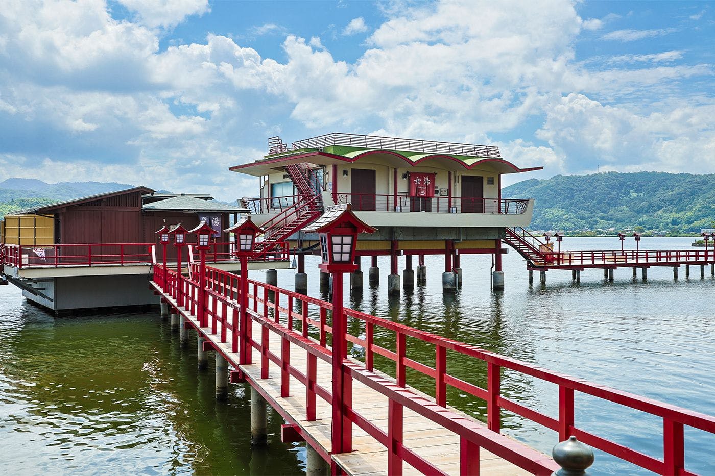 บ่อน้ำพุร้อนกลางแจ้งบนทะเลสาบ