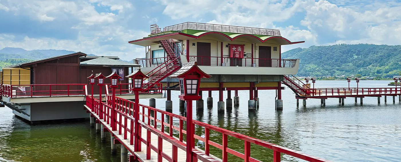 บ่อน้ำพุร้อนกลางแจ้งบนทะเลสาบ