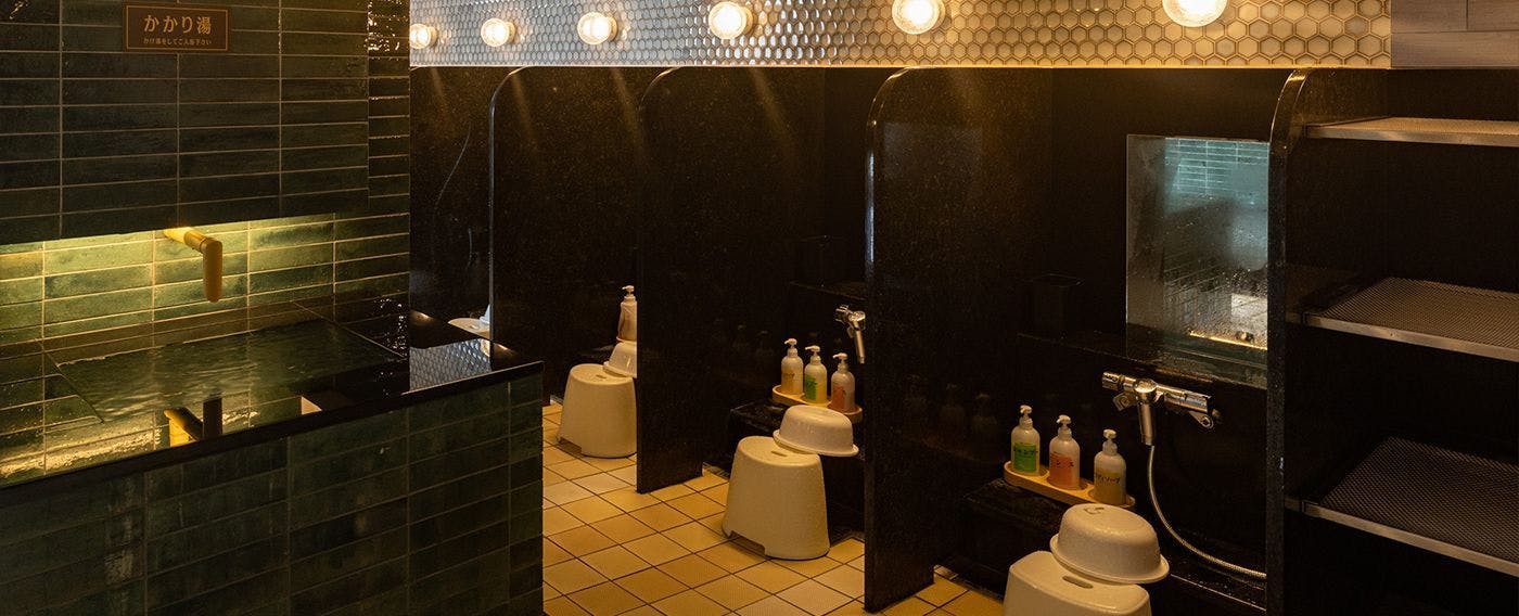 พื้นที่อาบน้ำในห้องอาบน้ำสาธารณะสำหรับผู้หญิง