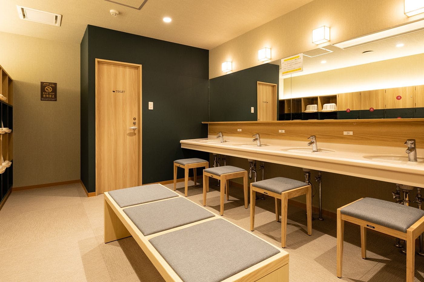 ห้องเปลี่ยนเสื้อผ้าสำหรับผู้หญิงในห้องอาบน้ำสาธารณะ