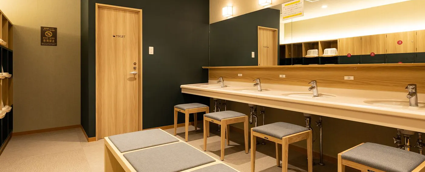 ห้องเปลี่ยนเสื้อผ้าสำหรับผู้หญิงในห้องอาบน้ำสาธารณะ