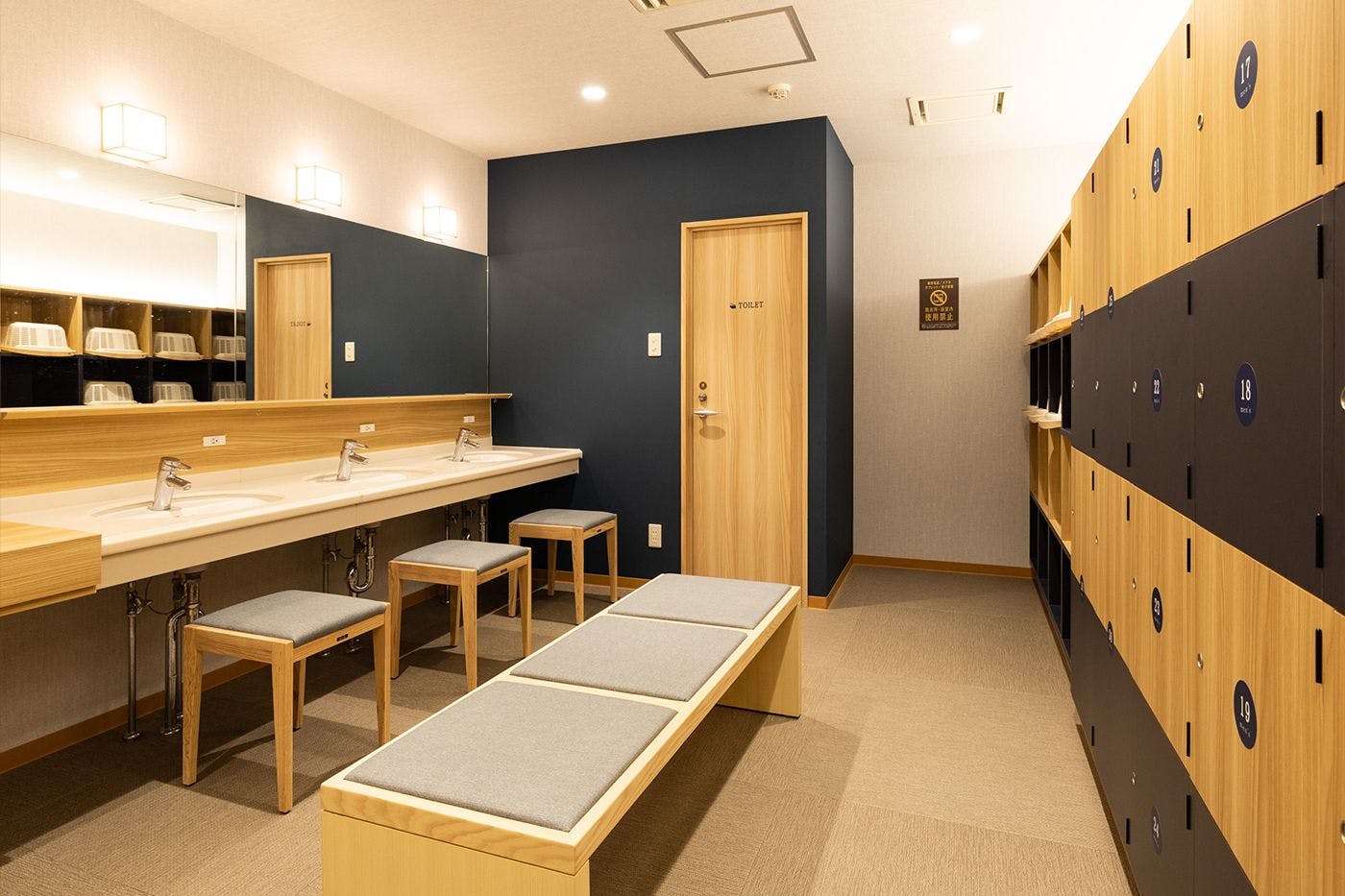 ห้องเปลี่ยนเสื้อผ้าสำหรับผู้ชายในห้องอาบน้ำสาธารณะ