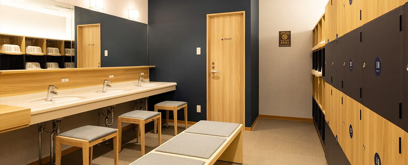 ห้องเปลี่ยนเสื้อผ้าสำหรับผู้ชายในห้องอาบน้ำสาธารณะ