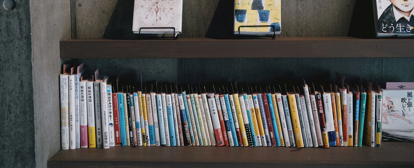 หนังสือบริจาคในคาเฟ่เลานจ์