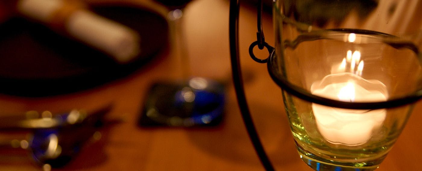 โต๊ะที่มีเทียนจุดไฟ