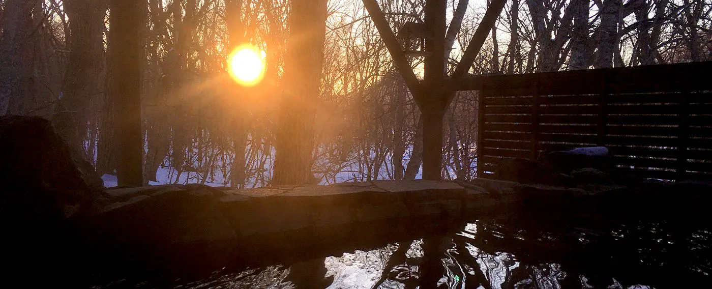 อ่างอาบน้ำกลางแจ้งใต้แสงอาทิตย์ยามเช้า