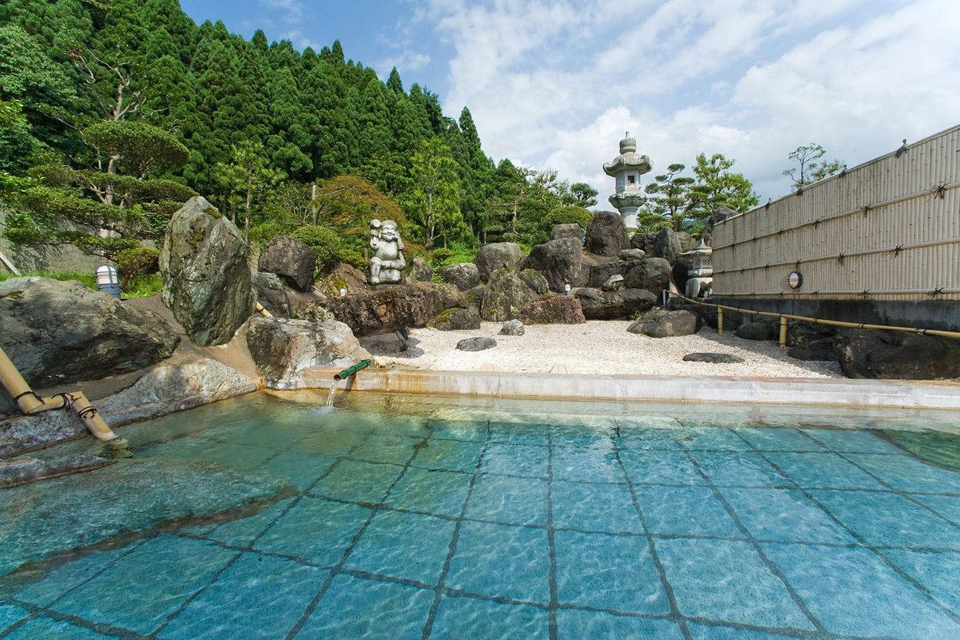 อ่างอาบน้ำกลางแจ้งในสวน