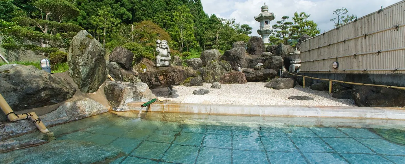 อ่างอาบน้ำกลางแจ้งในสวน