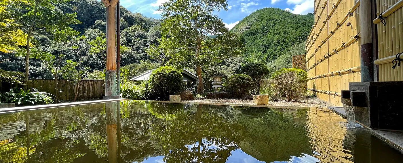Kolam air panas terbuka