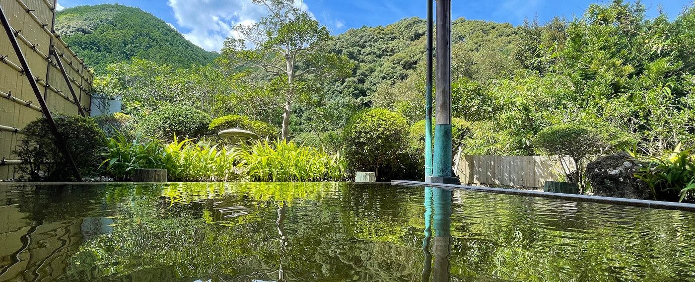 Kolam air panas terbuka