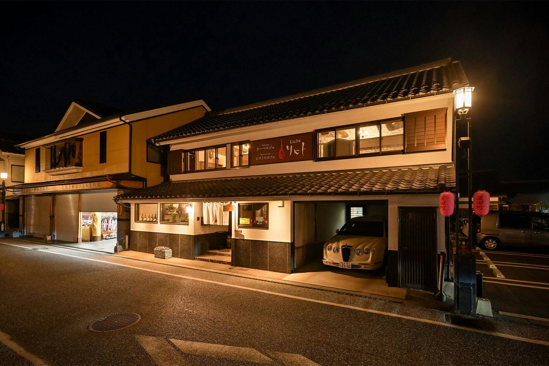 ภายนอกในยามค่ำคืน