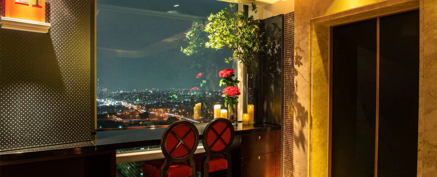 エレベーターホールと夜景