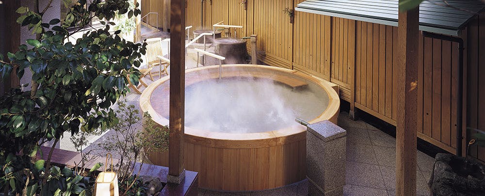 Pemandian Air Panas dengan Pemandangan Air Terjun (Bak Mandi Terbuka)