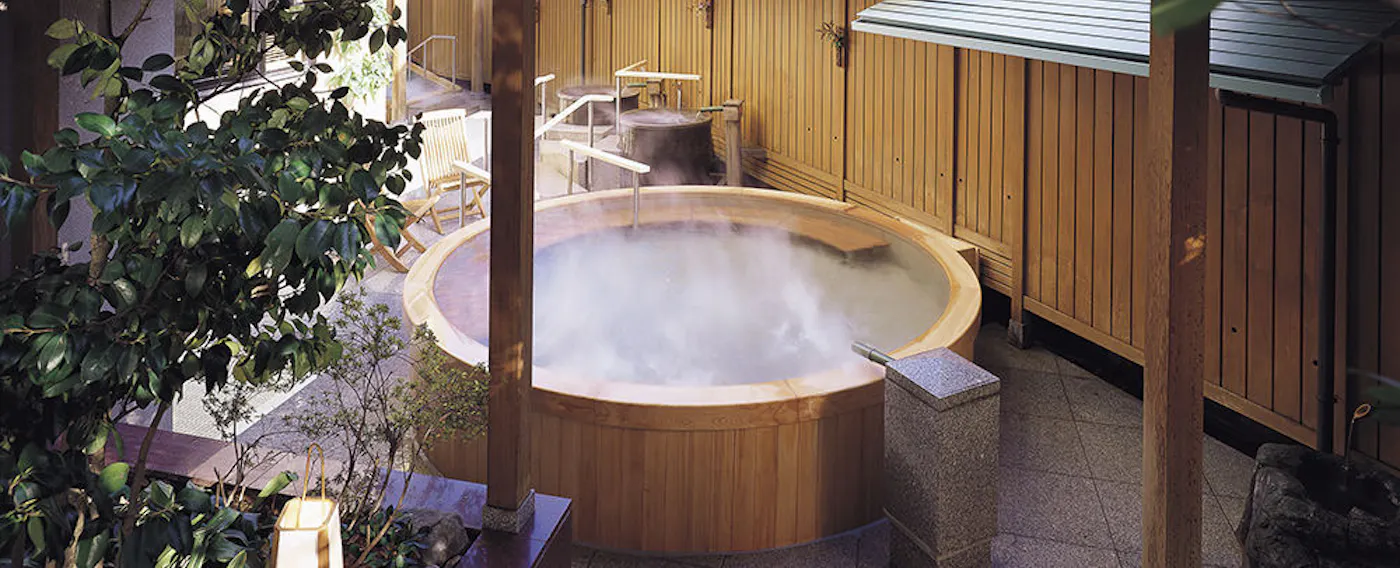 Pemandian Air Panas dengan Pemandangan Air Terjun (Bak Mandi Terbuka)