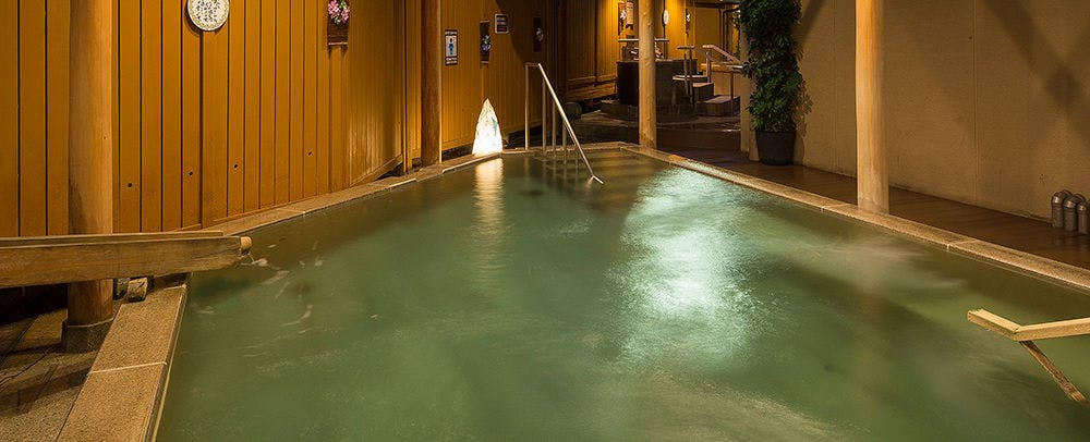 Pemandian Air Panas dengan Pemandangan Air Terjun (Bak Mandi Batu Terbuka)