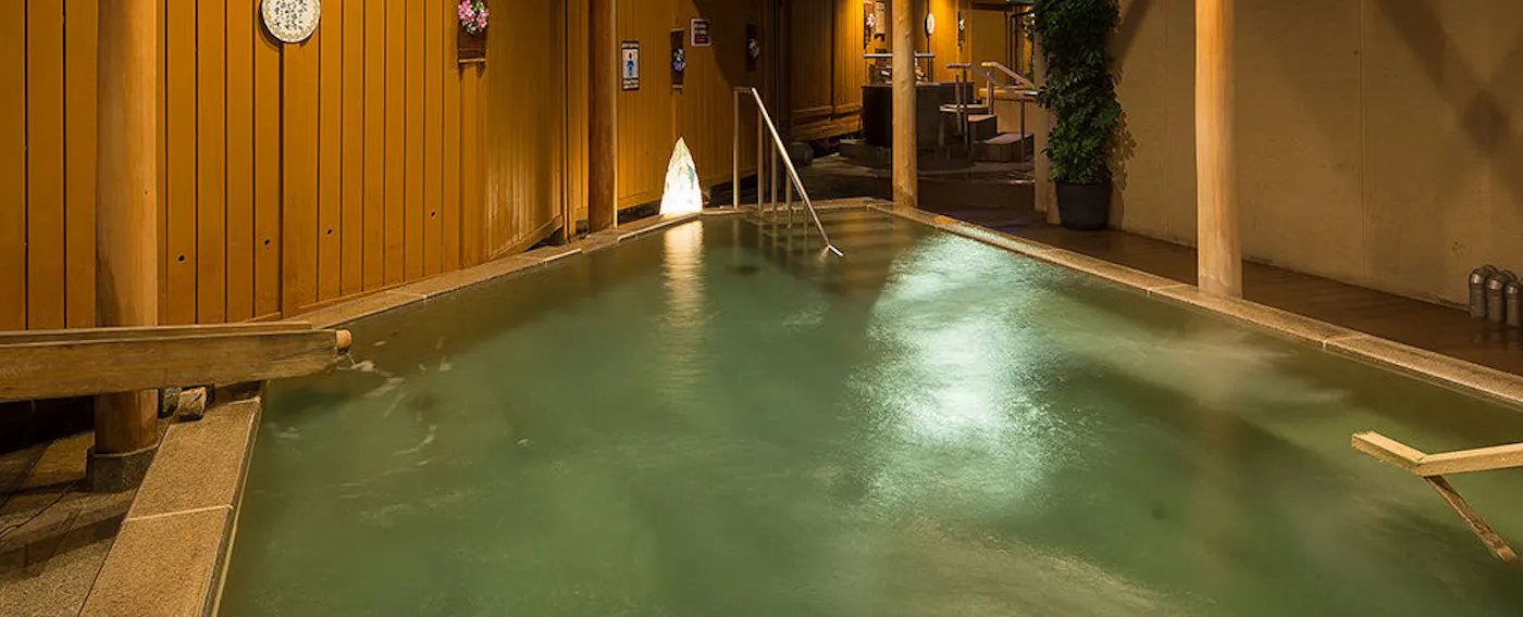 Pemandian Air Panas dengan Pemandangan Air Terjun (Bak Mandi Batu Terbuka)