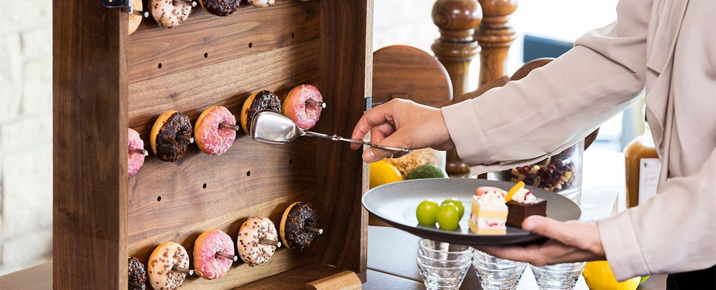 ホテルパティシエ自慢のスイーツや軽食もご用意いたします。