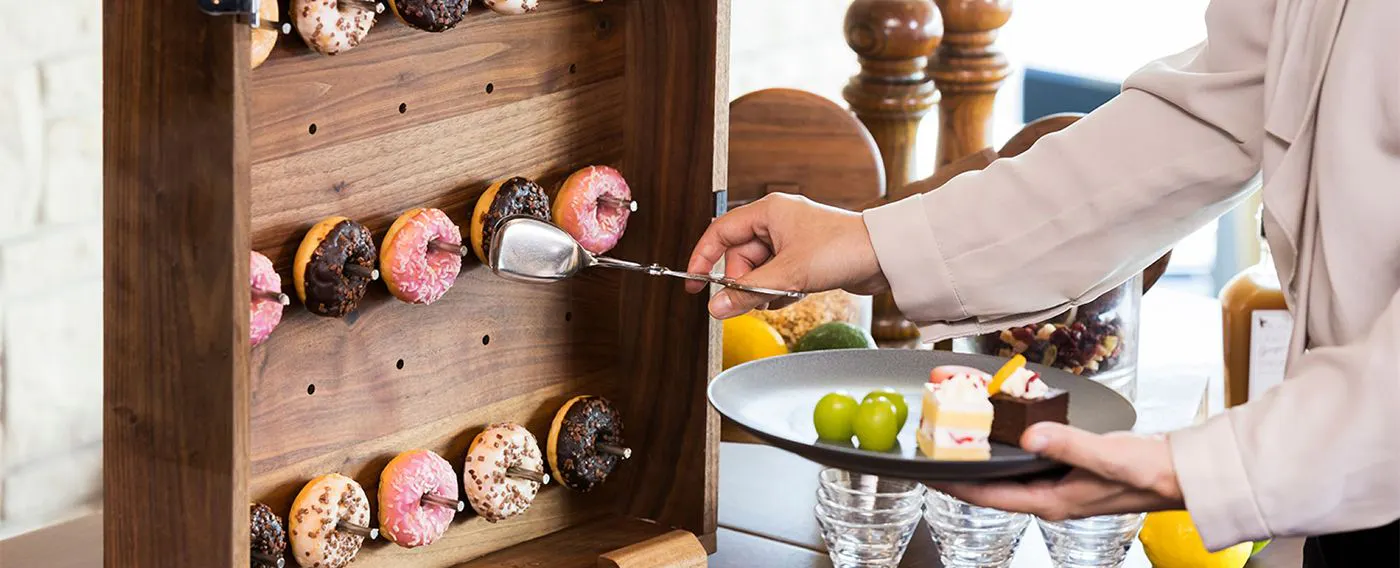 ホテルパティシエ自慢のスイーツや軽食もご用意いたします。