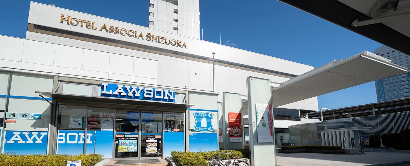 Convenience Store dan Tampak Luar Hotel