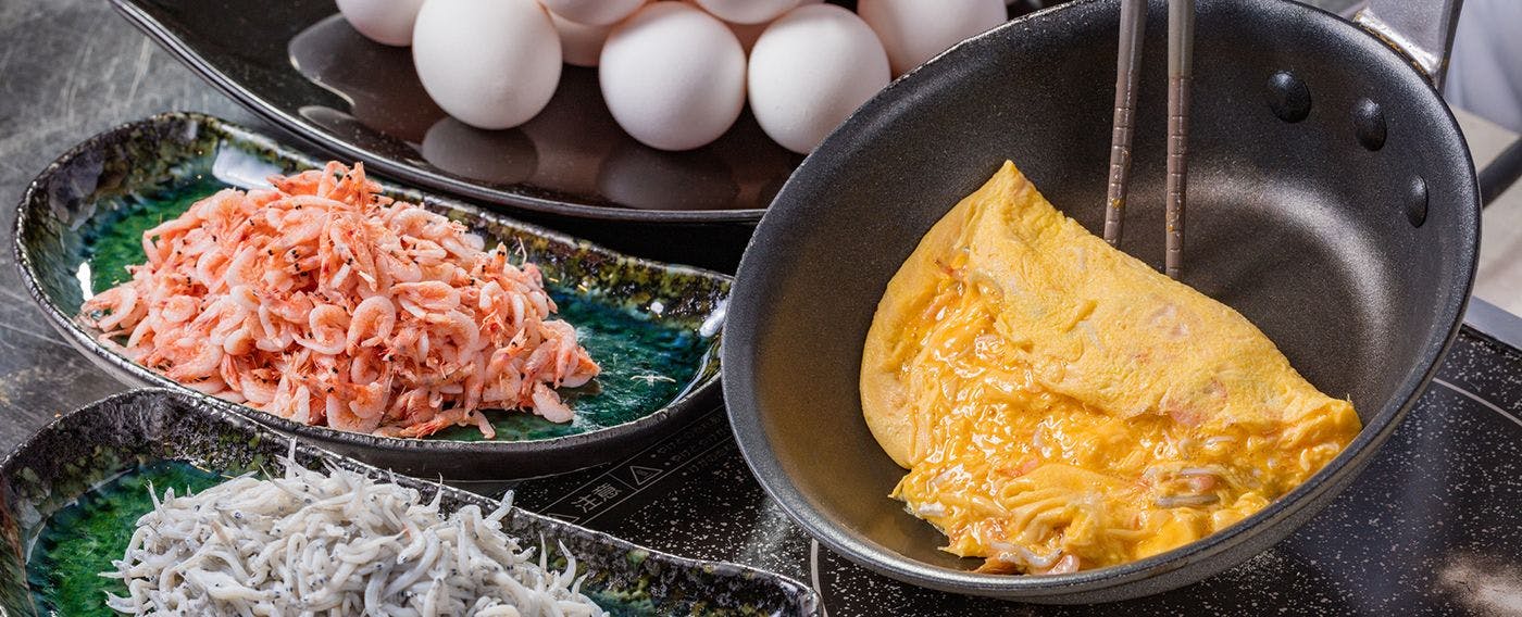 Omelet segar yang disiapkan langsung oleh koki di depan Anda