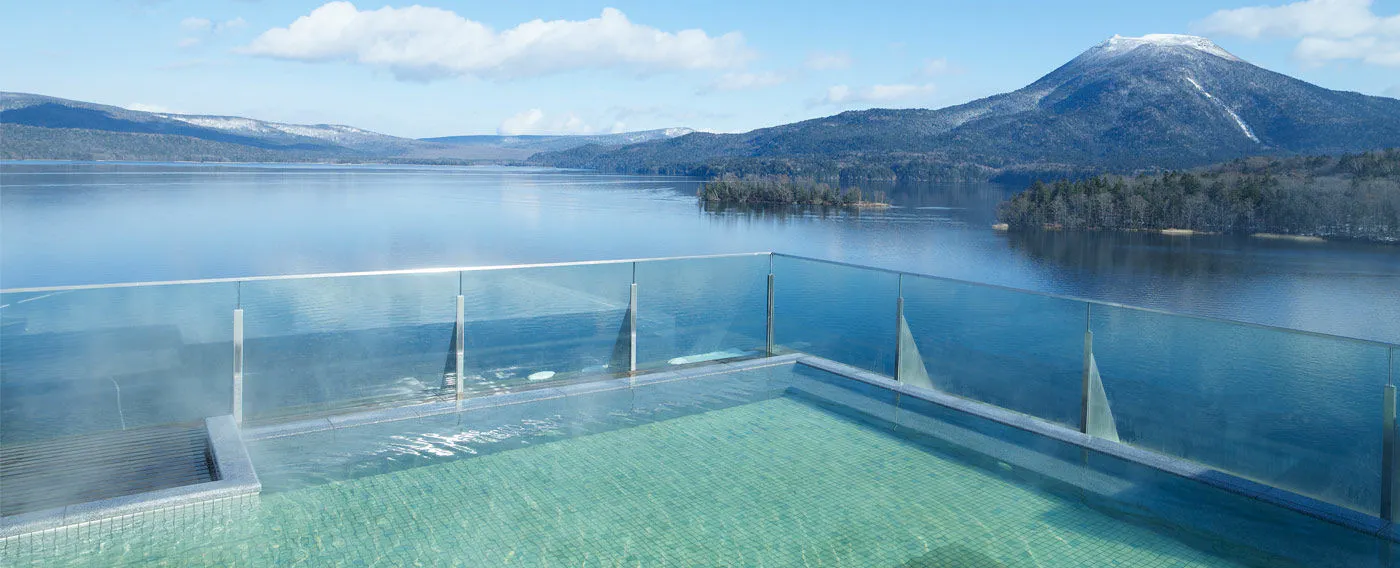 屋上空中露天風呂からの阿寒湖と雄阿寒岳/展望大浴場