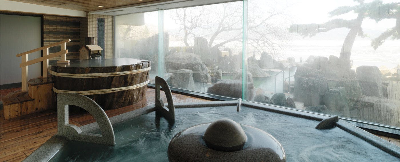 和風ジャグジーと丸太風呂／和風大浴場