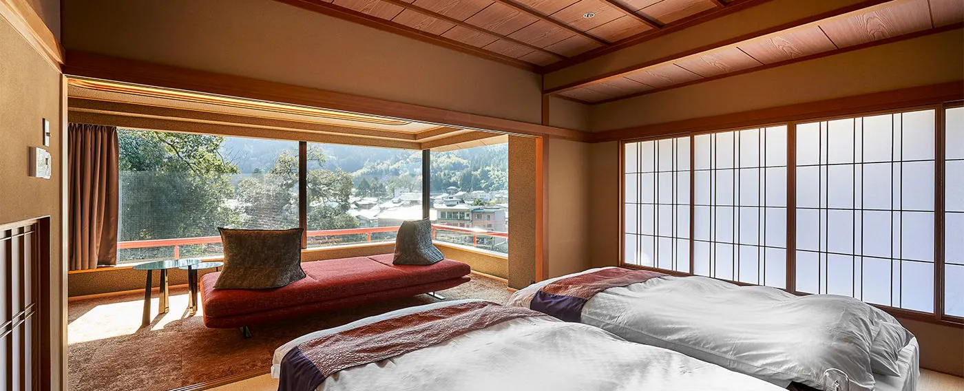 Terletak di sudut, dilengkapi dengan tab mandi luar peribadi, bilik tidur gaya Jepun, dan ruang tamu, "Misasu Suite".