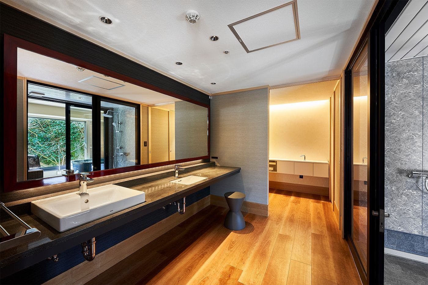 Suite universal tanpa halangan, luas dan sesuai untuk pergerakan kerusi roda.