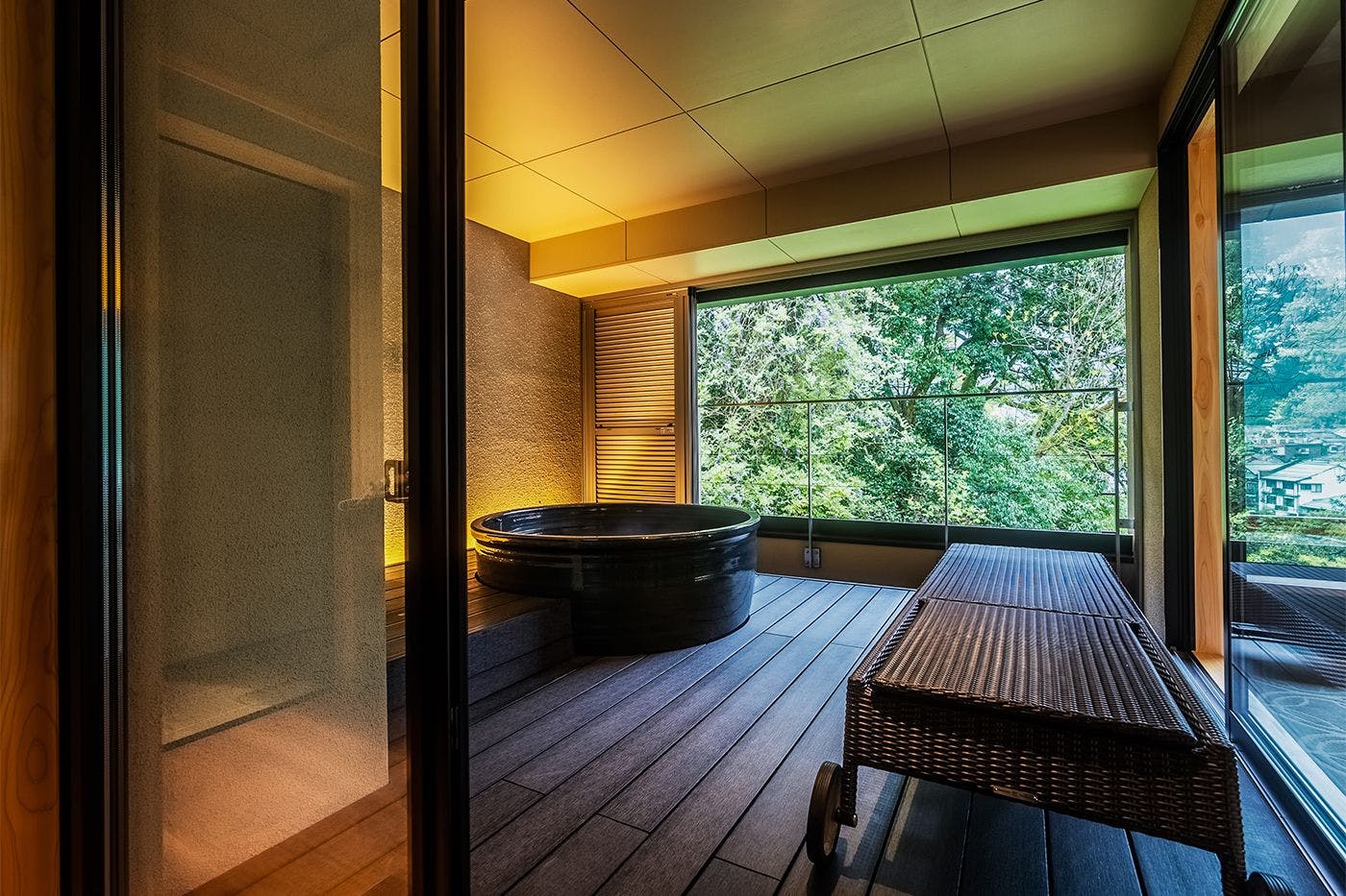 Universal Suite dengan tab mandi terbuka.