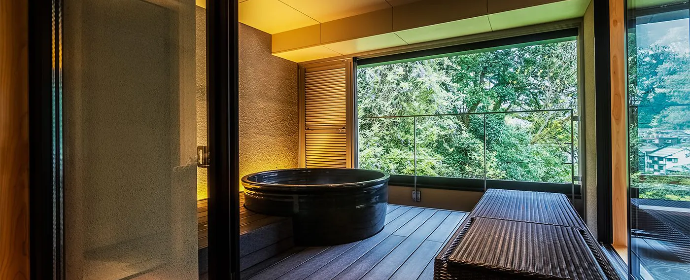 Universal Suite dengan tab mandi terbuka.